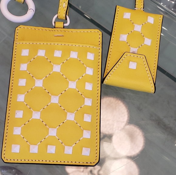NWT - Valentino Garavani white Rockstud spike yellow card holder/key chains - Picture 2 of 10